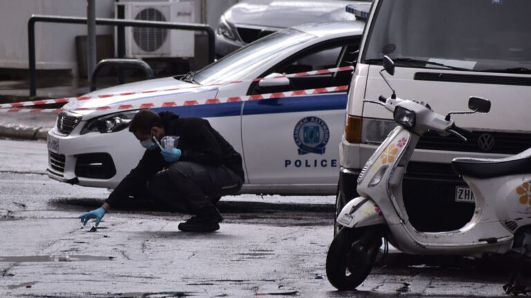 ΠΥΡΟΒΟΛΙΣΜΟΙ ΕΞΩ ΑΠΟ ΝΥΧΤΕΡΙΝΟ ΚΕΝΤΡΟ ΣΤΟ ΓΚΑΖΙ ΜΕ ΤΡΕΙΣ ΑΝΔΡΕΣ ΝΑ ΤΡΑΥΜΑΤΙΖΟΝΤΑΙ