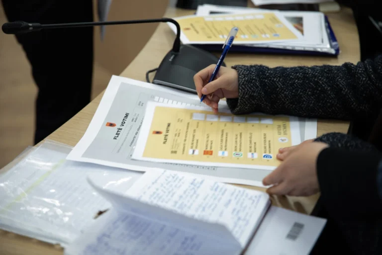 Flete-e-votimit-ne-zgjedhjet-e-Shqiperise.-Foto-nga-Komisioni-Qendror-i-Zgjedhjeve-ne-Shqiperi-Facebook.jpg