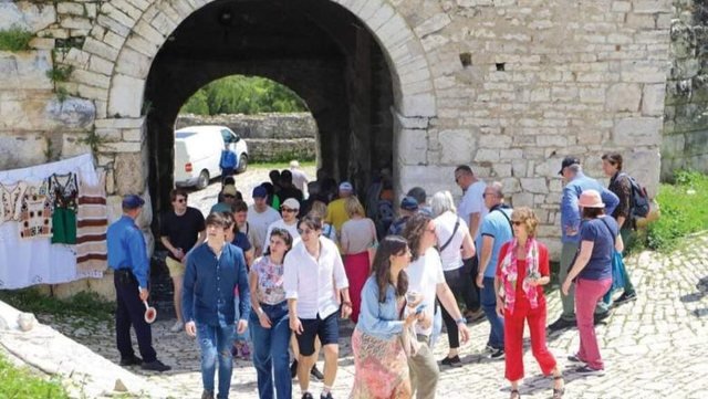 -640-0-1756100616-turistetehuaj-1756102565