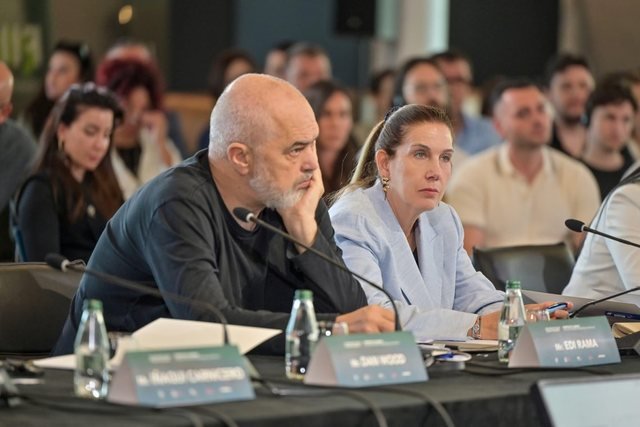 -640-0-edi-rama-dhe-mirela-kumbaro-1140x760-1755584884